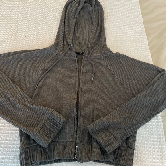 Urban outfitters cropped zip up - Picture 1 of 3